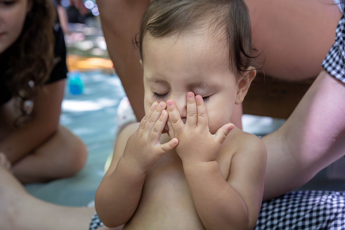 Alice com as mãos no rosto durante a sua festa na Lagoa no Rio de Janeiro
