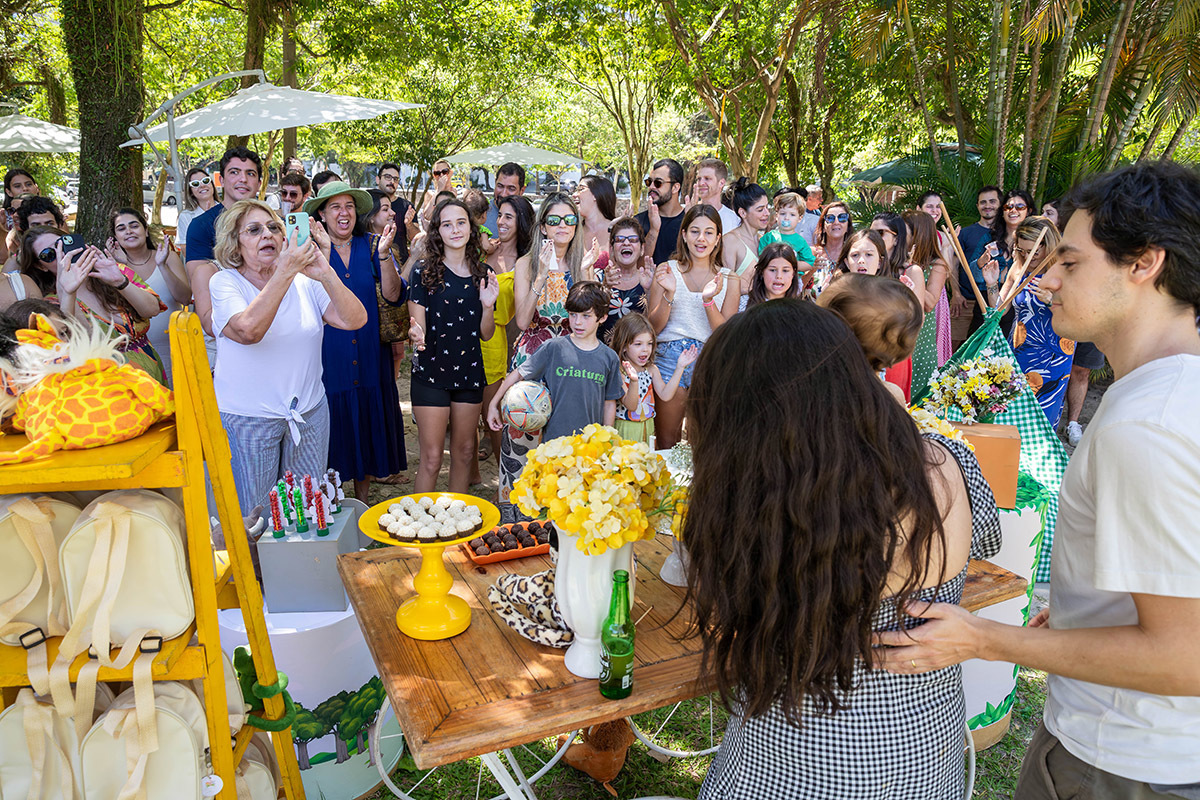 Amigos e parentes durante o parabéns da Alice na Lagoa no Riod e Janeiro
