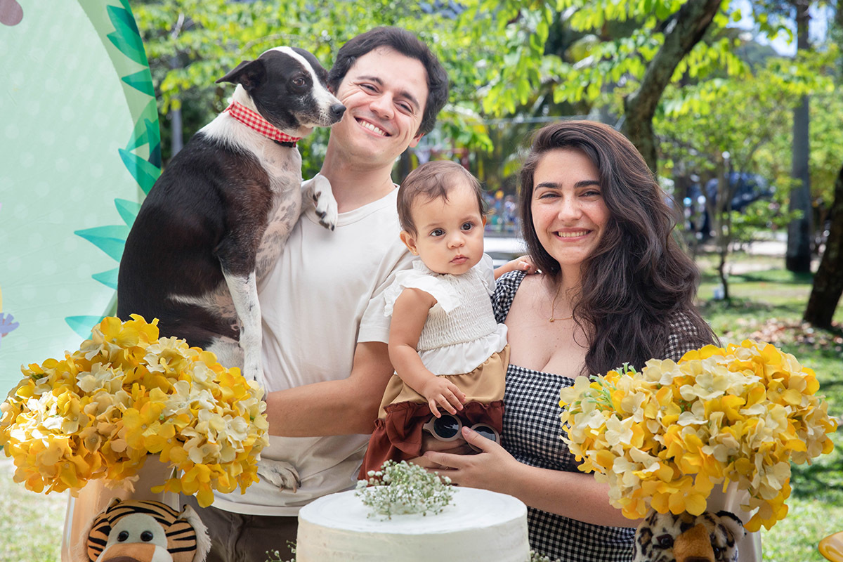 Alice, seus pais e a cachorrinha na mesa do bolo da sua festa Piqueninque na Lagoa Rio de Janeiro