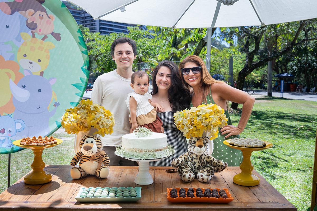 Alice, seus pais, avó e a cachorrinha na mesa do bolo da sua festa Piqueninque na Lagoa Rio de Janeiro