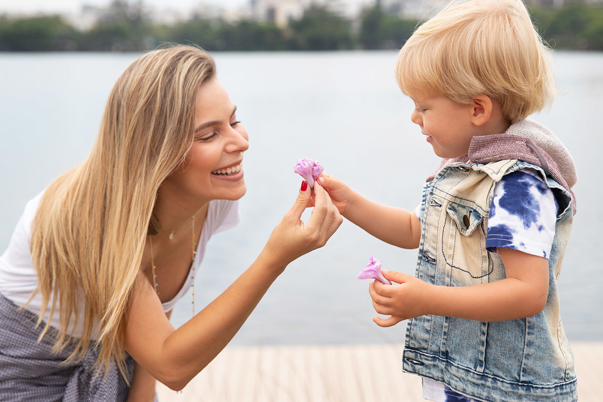 Mãe e filho interagindo durante ensaio lifestyle ao ar livre na Lagoa RJ