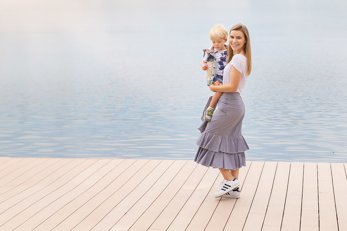 Mãe brincando com o filho pequeno à beira da Lagoa no Rio de Janeiro