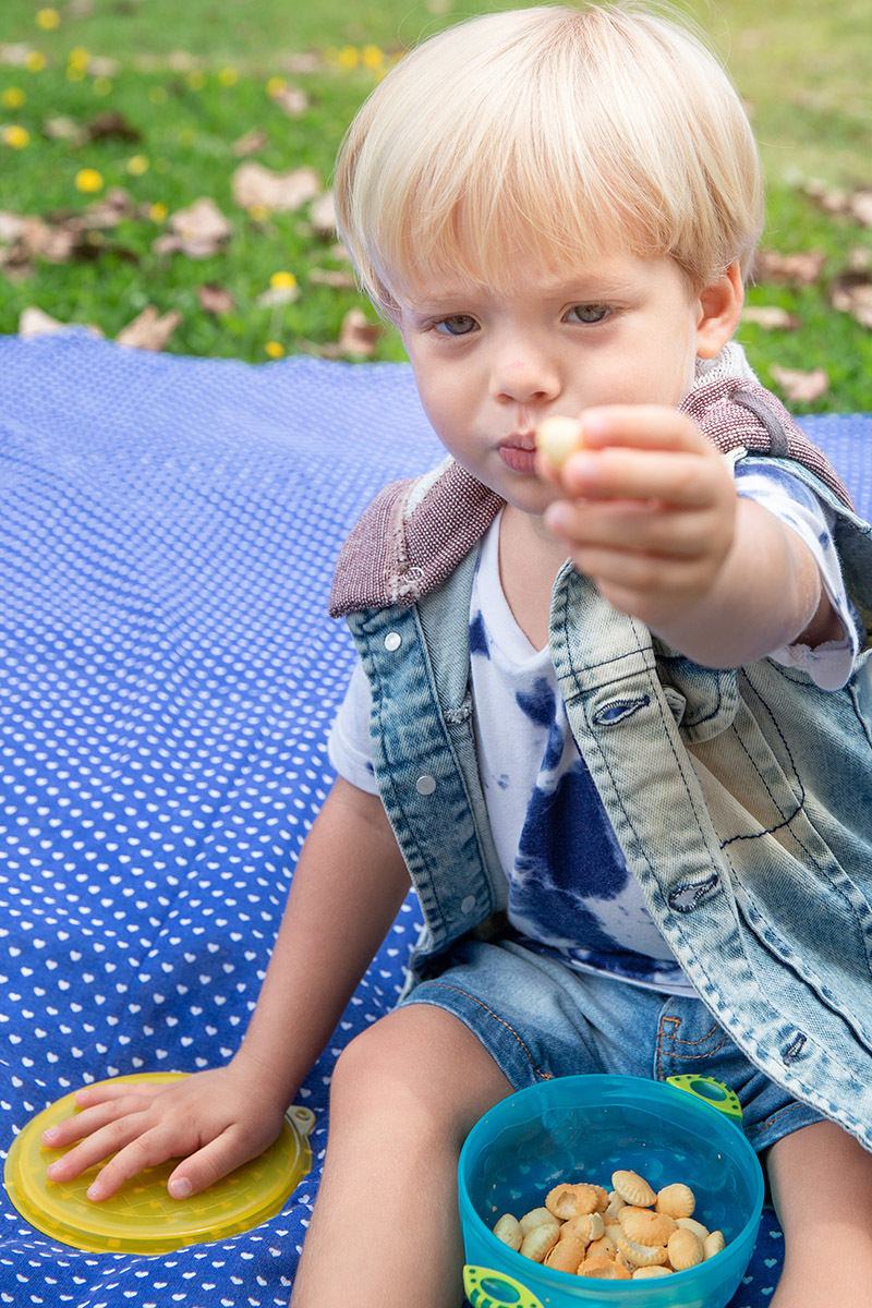 Close do menino dando biscoito para a mãe do menino em ensaio na Lagoa

