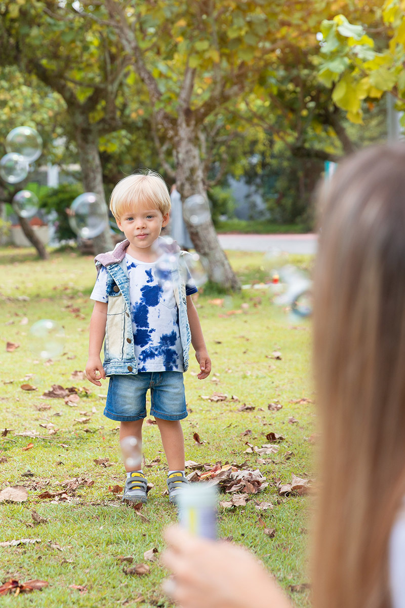 Mae e menino brincando com bolhas de sabão durante ensaio na Lago no RJ
