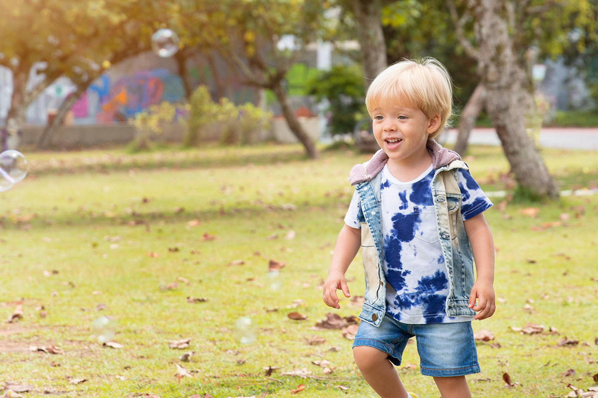 menino no gramado durante ensaio de família na lagoa rj