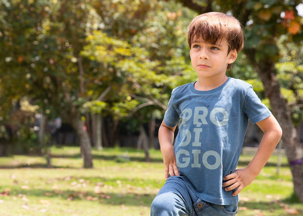 Criança com roupa azul em momento espontâneo de ensaio familiar

