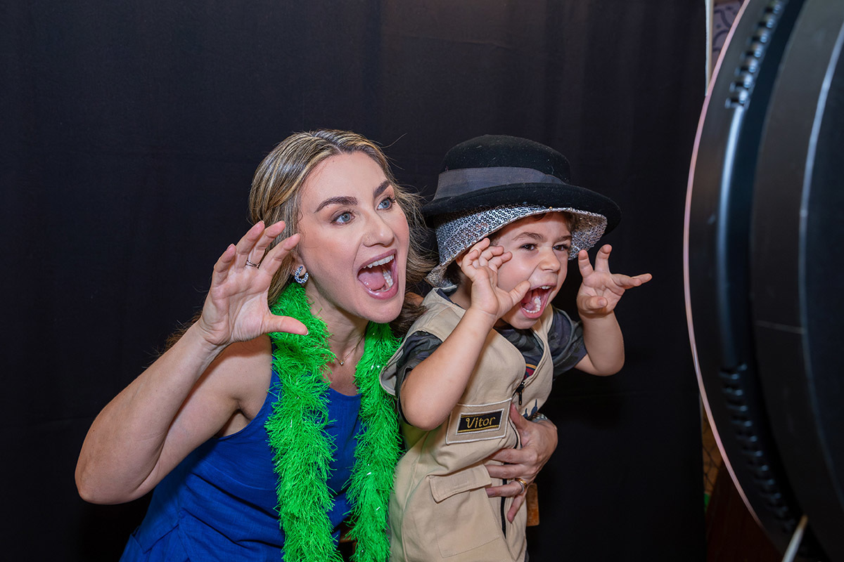 Criança brincando na cabine de fotos em festa temática Jurassic Park RJ

