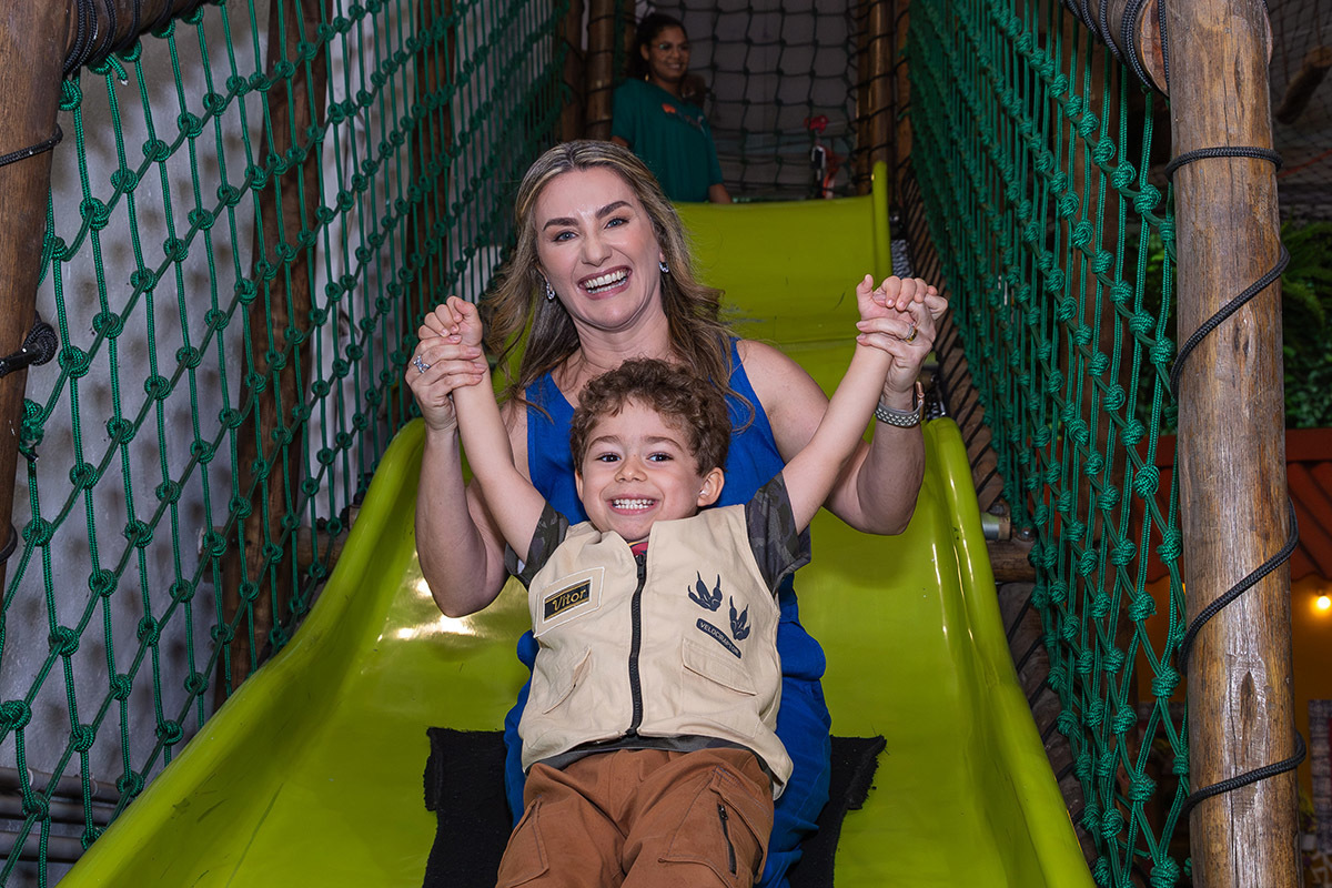 Diversão no escorregador verde em festa de criança no Espaço Aldeia

