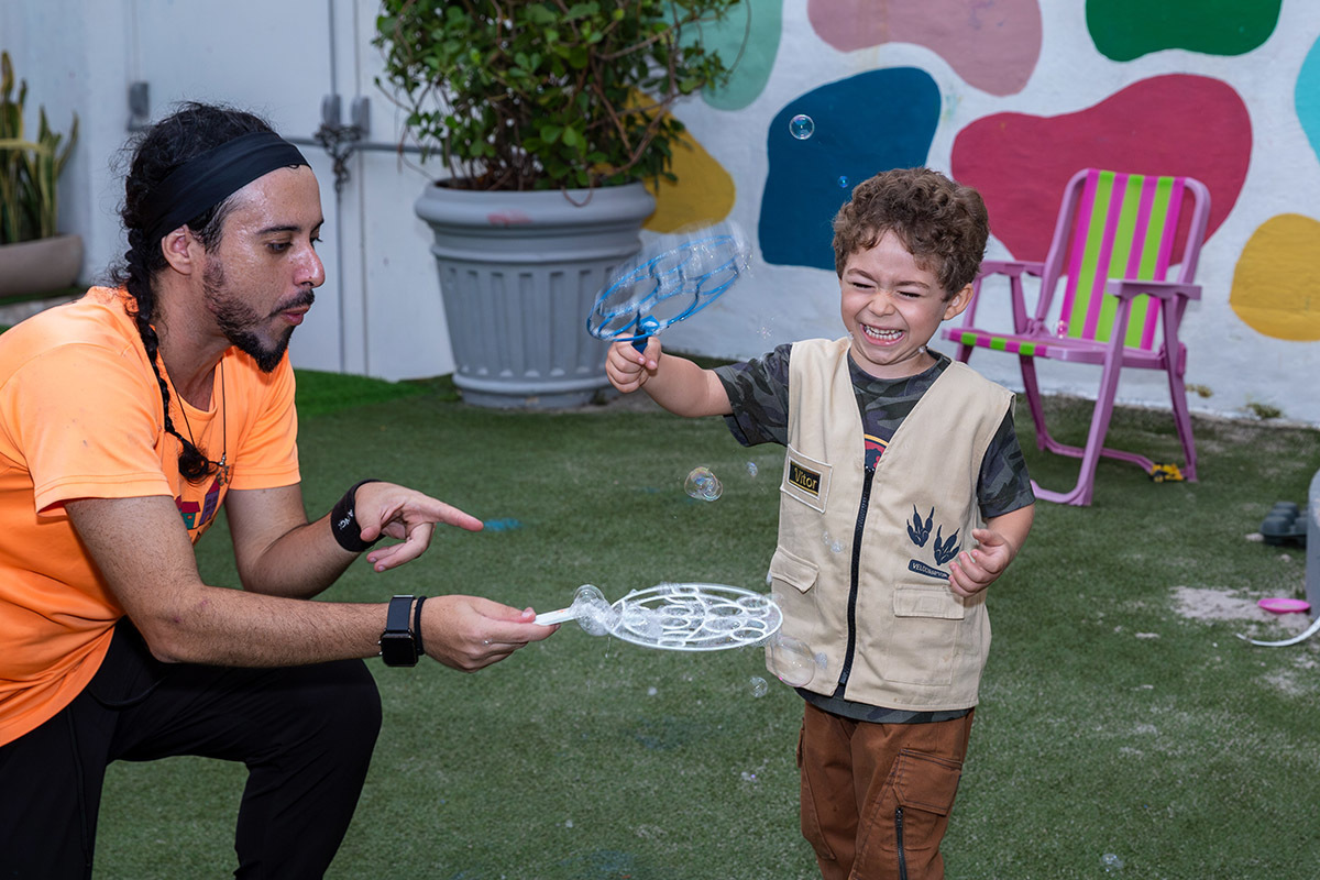 Brincadeira com bolhas e recreadores em festa infantil no Rio de Janeiro


