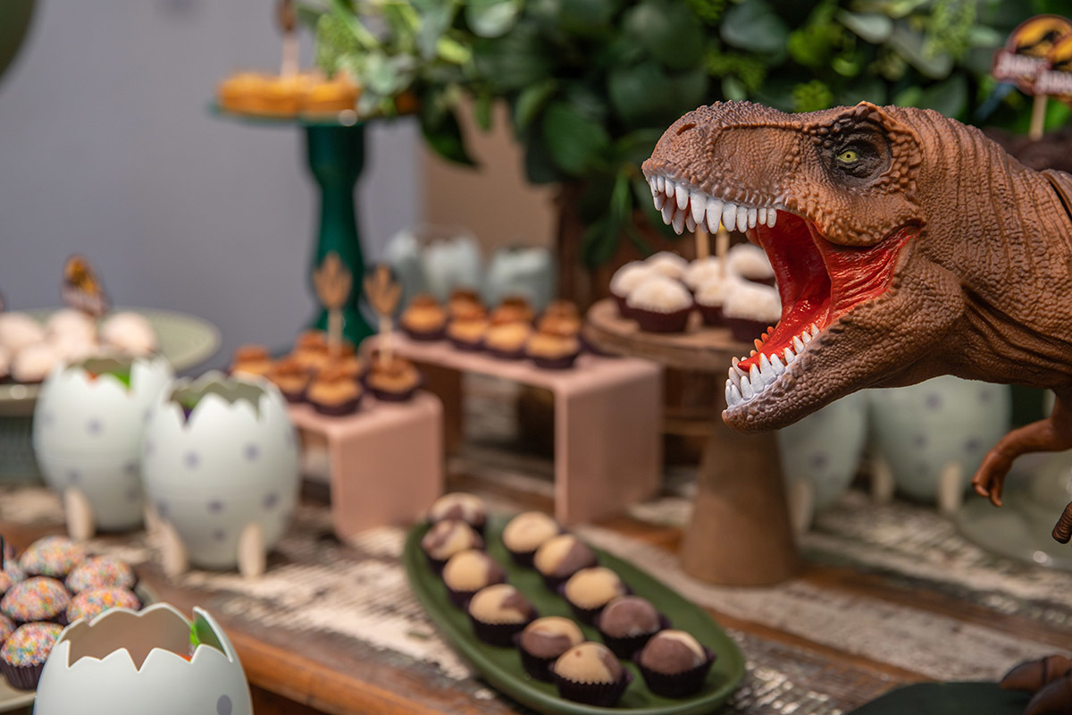 Detalhes dos dinossauros na decoração de festa infantil Jurassic Park no RJ

