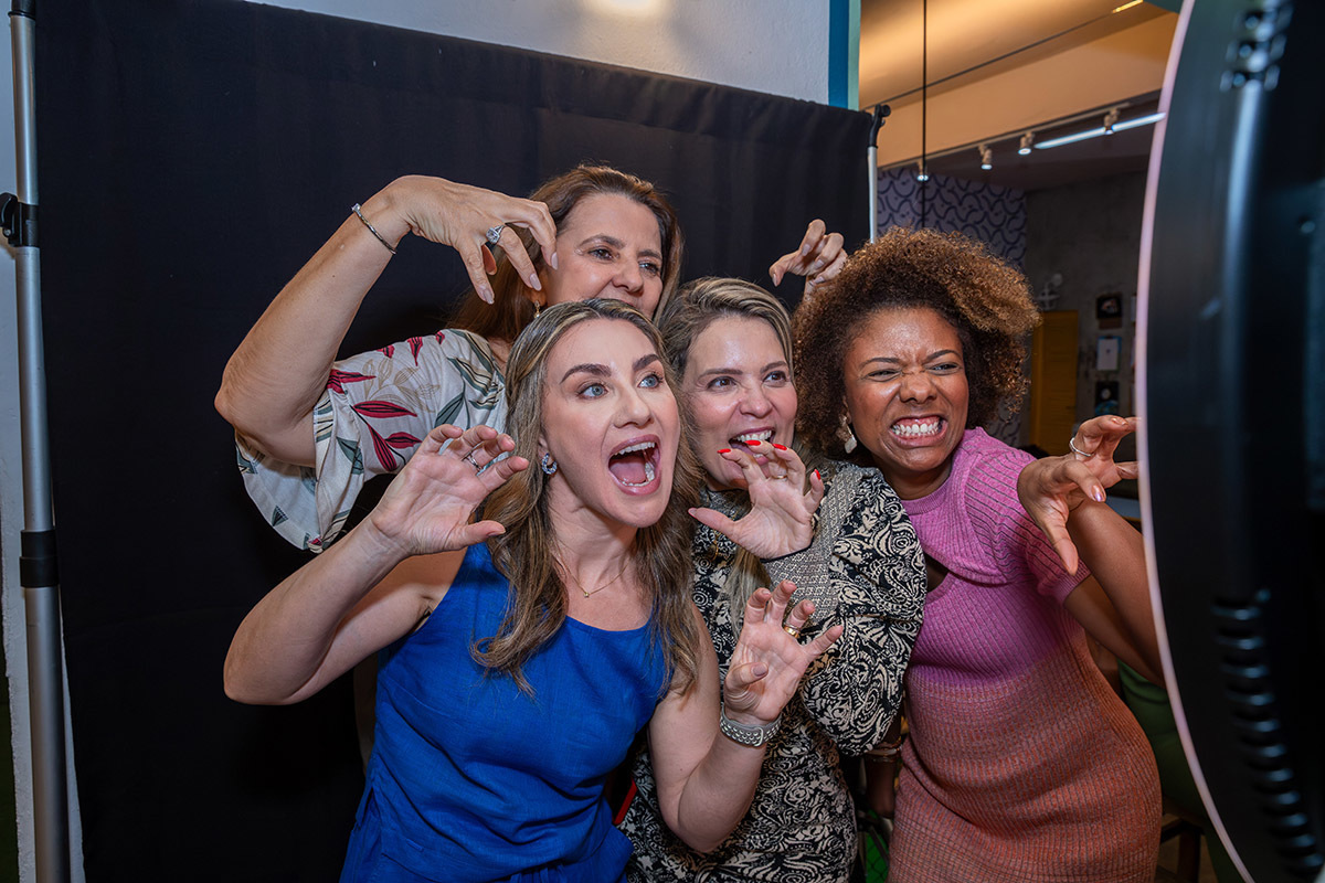 grupo de amigas brincando na cabine de fotos na festa infantil no espaço aldeia
