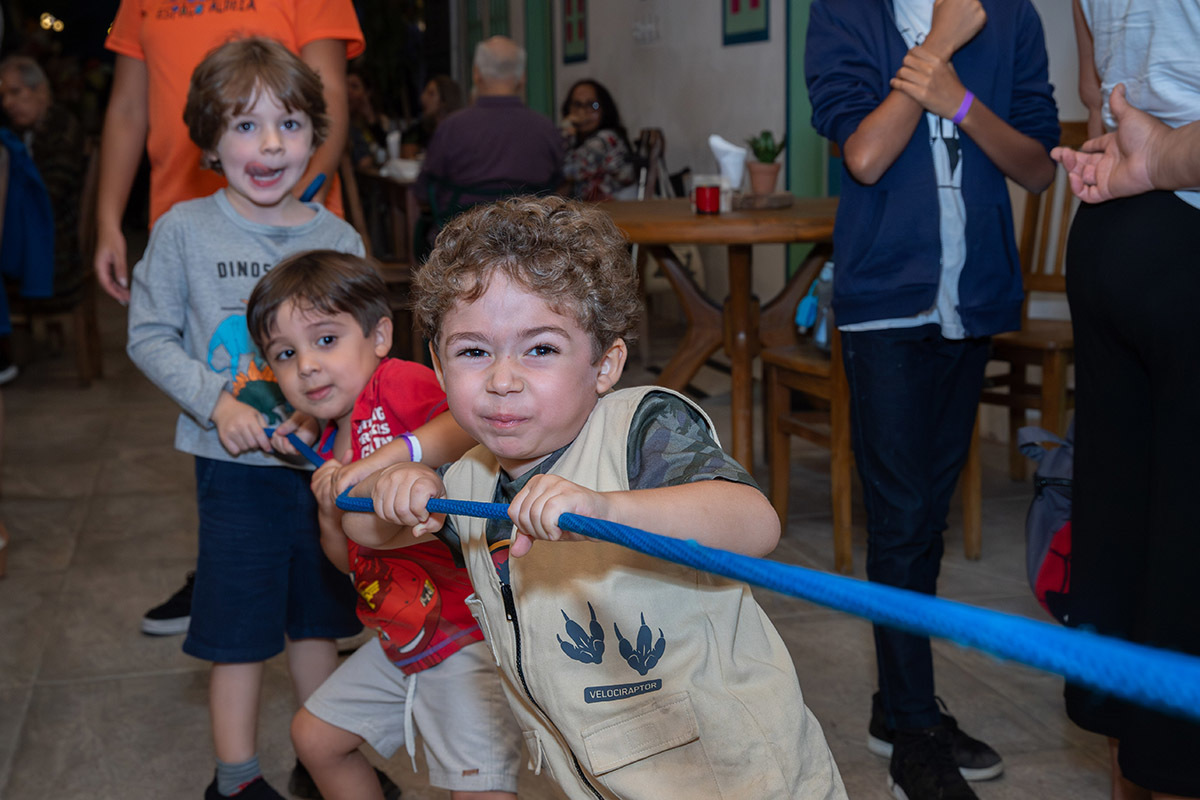crianças brincando de cabo de guerra na festa infantil