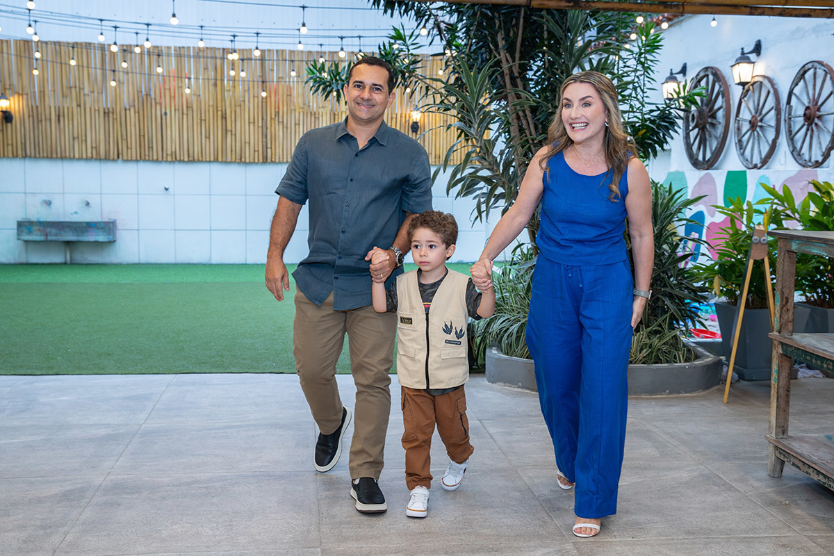 família chegando na casa de festa espaço aldeia para a festa infantil de tema jurassic park