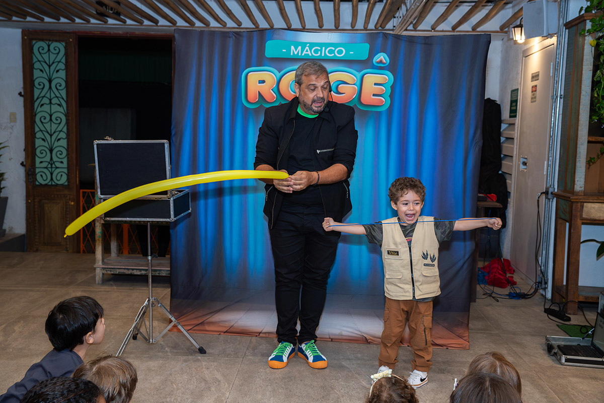 Mágico se apresentando para as crianças na festa Jurassic Park na Casa de Festa

