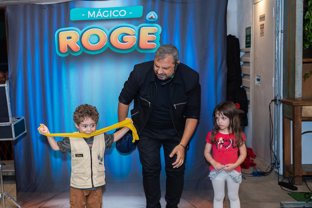 Interação com o artista durante show infantil no palco da festa temática

