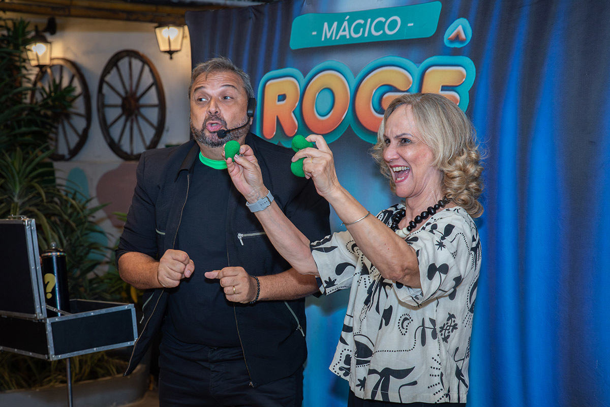 Mágico fazendo truques para as crianças durante show na festa temática

