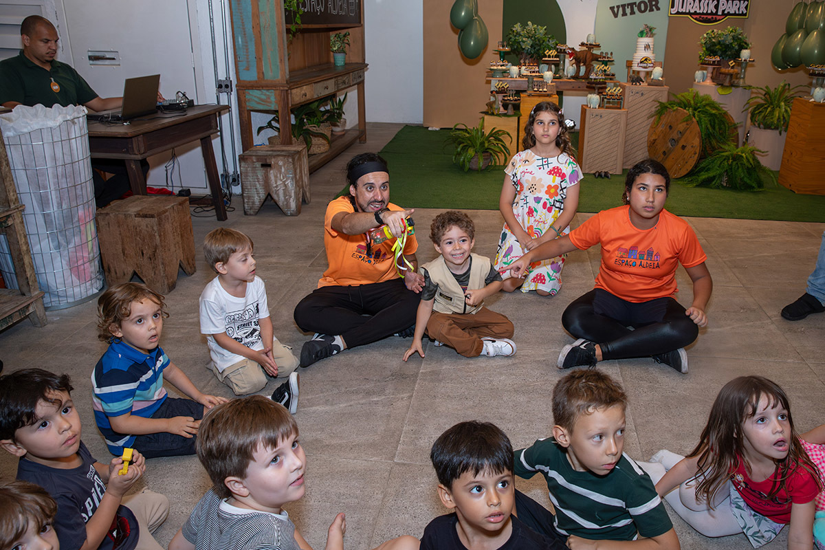 Crianças sentadas assistindo ao show na Casa de Festa Espaço Aldeia

