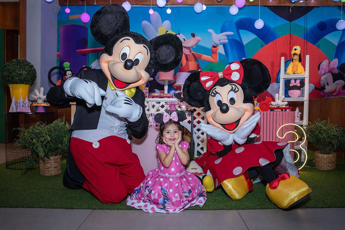 Aniversariante com Minnie e Mickey da Arte de Contar na Casa de Festas Espoleta