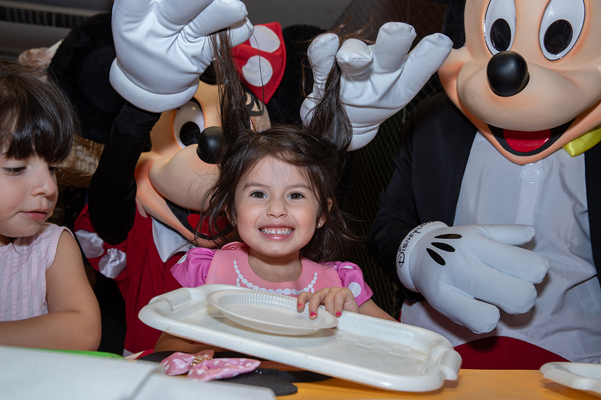 Fotos com os personagens vivos da Minnie e Mickey na festa de 3 anos