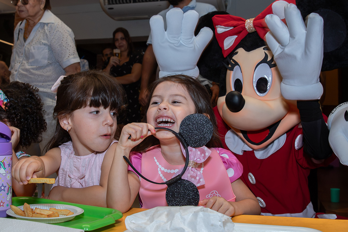 Diversão e interação com personagens durante festa infantil na Espoleta
