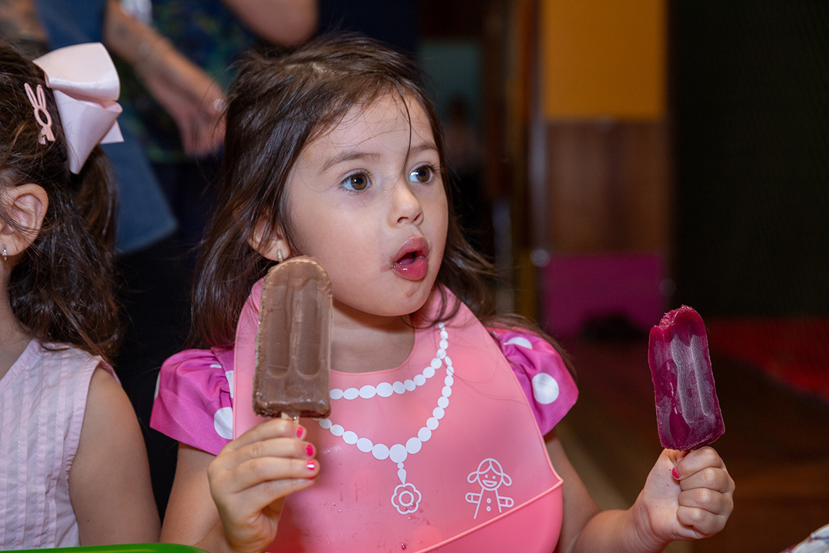 aniversariante tomando picole e se divertindo na festa infantil