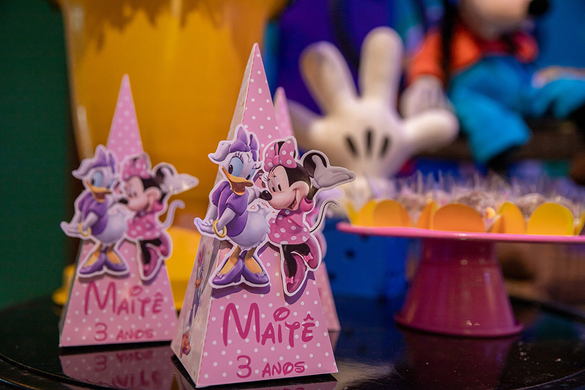 Detalhes da mesa principal com bolo temático da Minnie na Espoleta RJ