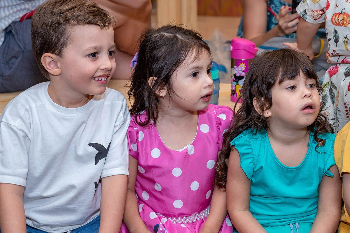 aniversariante com amigos no teatrinho da festa infantil