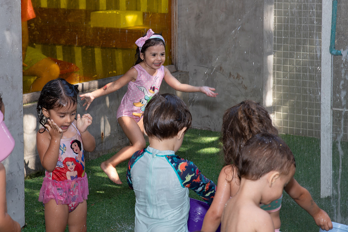 Crianças animadas e interagindo durante a comemoração dos 3 anos