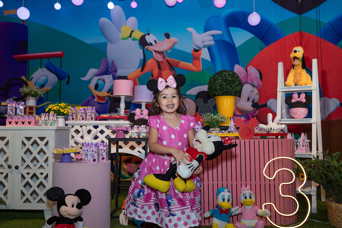 Painel colorido e mesa decorada com tema Minnie para festa de 3 anos