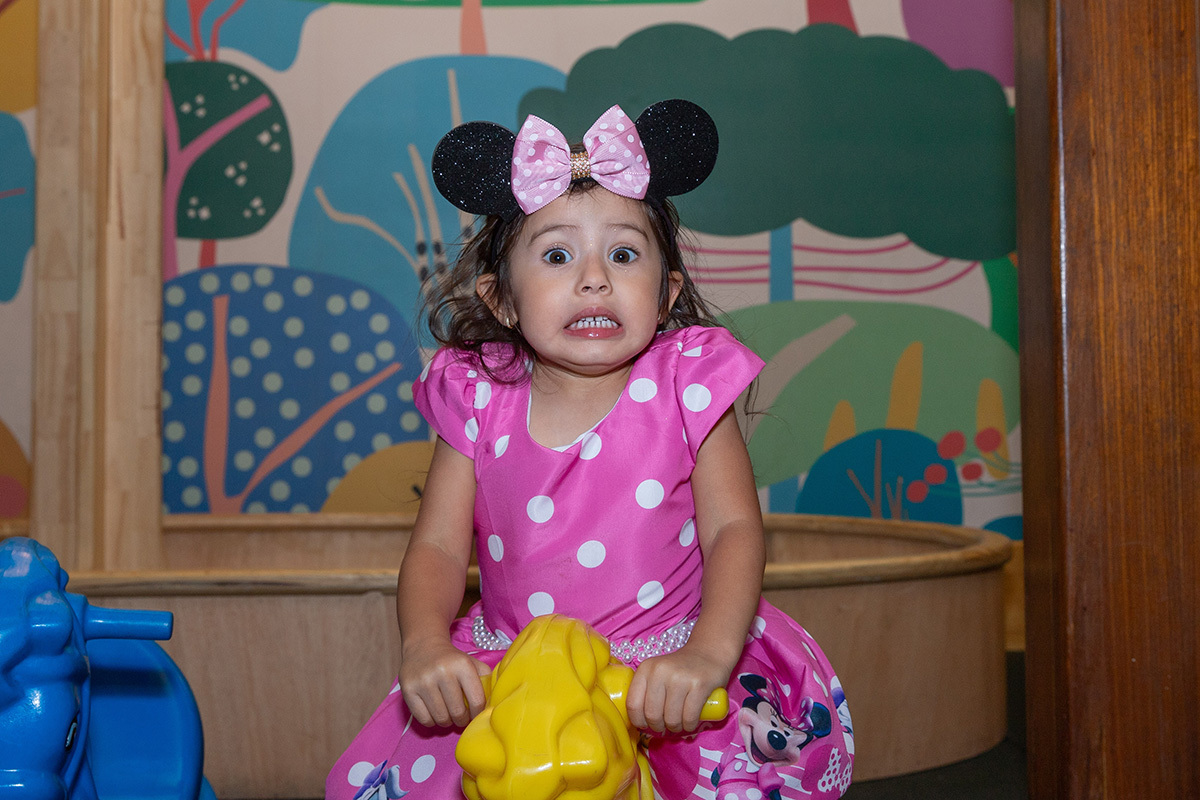 Aniversariante sorridente com fantasia da Minnie durante festa na Espoleta