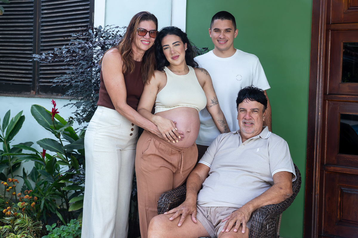 Foto de família completa em ensaio de gestante no condomínio no Rio de Janeiro