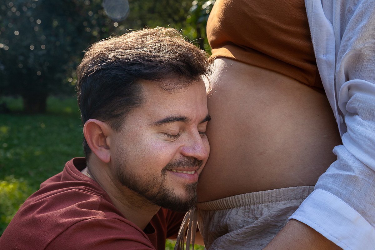 marido abraçando a barriga da gestante