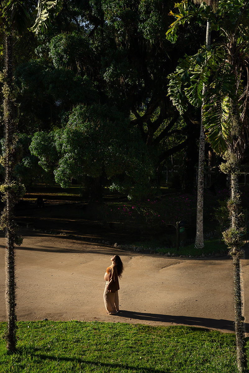 Grávida rodeada pela natureza no Rio em ensaio ao ar livre com luz 