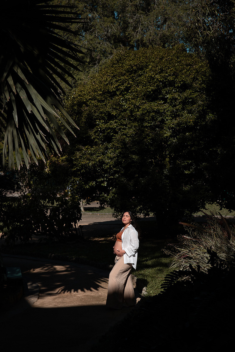 gestante na luz de final de tarde do jardim botânico