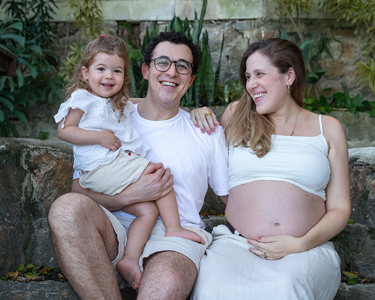 Jessica, Pedro e Sofia durante ensaio gestante em família ao ar livre.