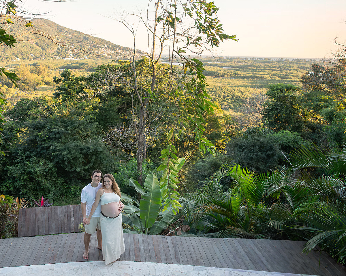 Jessica e Pedro contemplam a paisagem em um ensaio gestante cercado pela natureza.