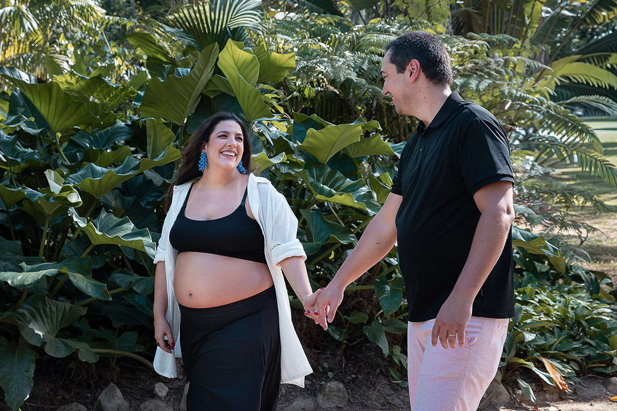 Sessão de fotos de casal gestante com clima bucólico e elegante no Jardim Botânico.