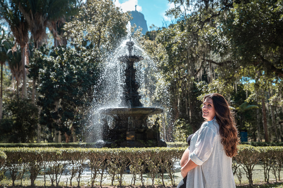 Gestante ao lado do chafariz em ensaio no Jardim Botânico