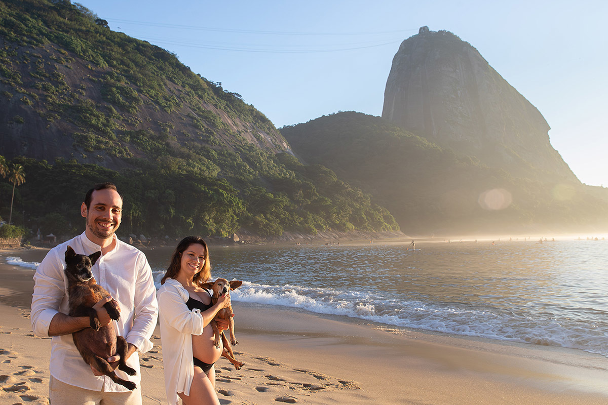 Casal com seus cachorrinhos durante ensaio na Praia Vermelha