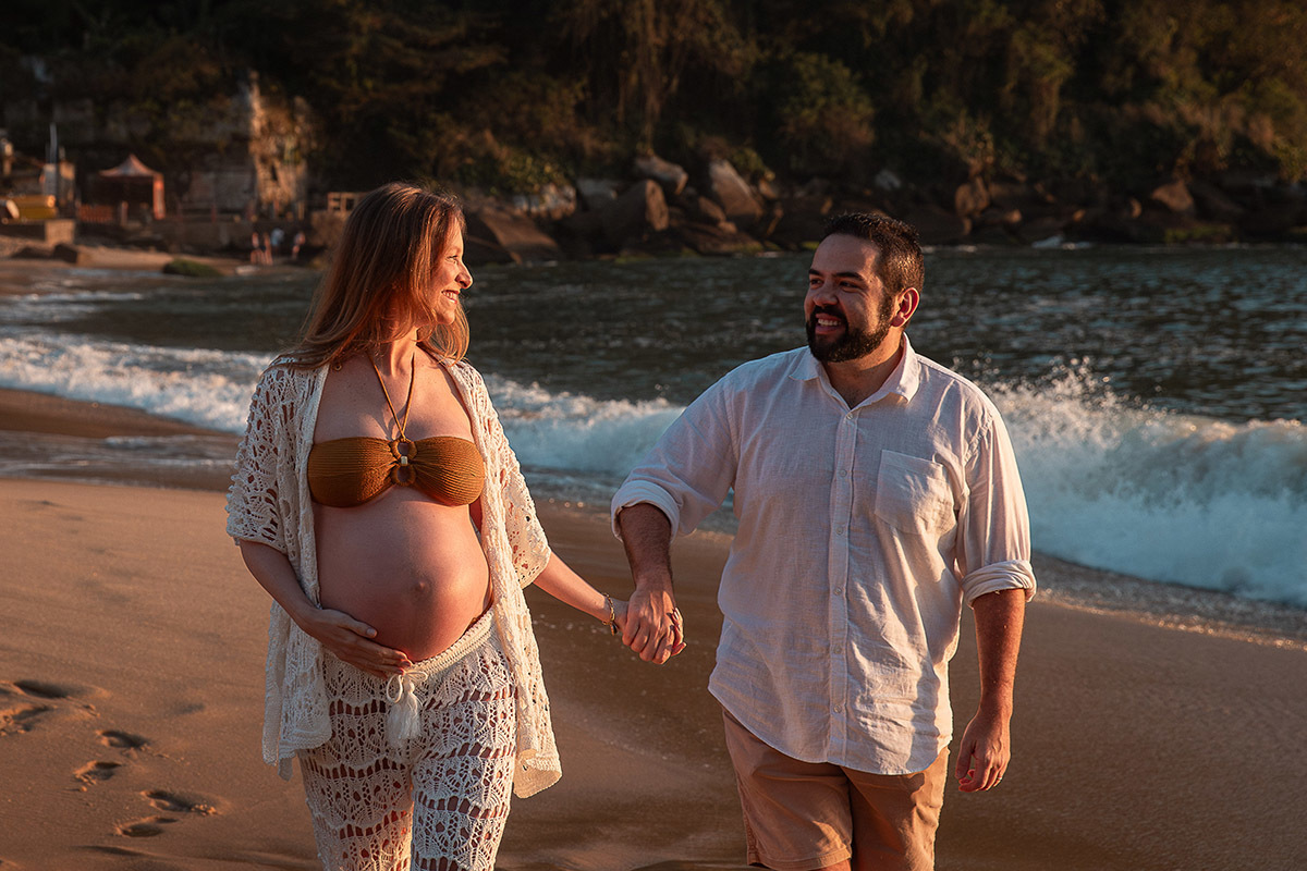 casal de mãos dadas andando na areia da Praia Vermelha