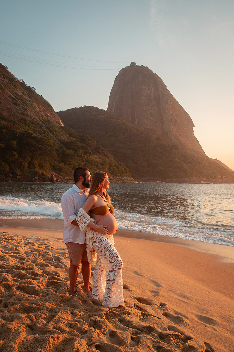 Casal de abraçando e contemplando o mar na Praia Vermelha