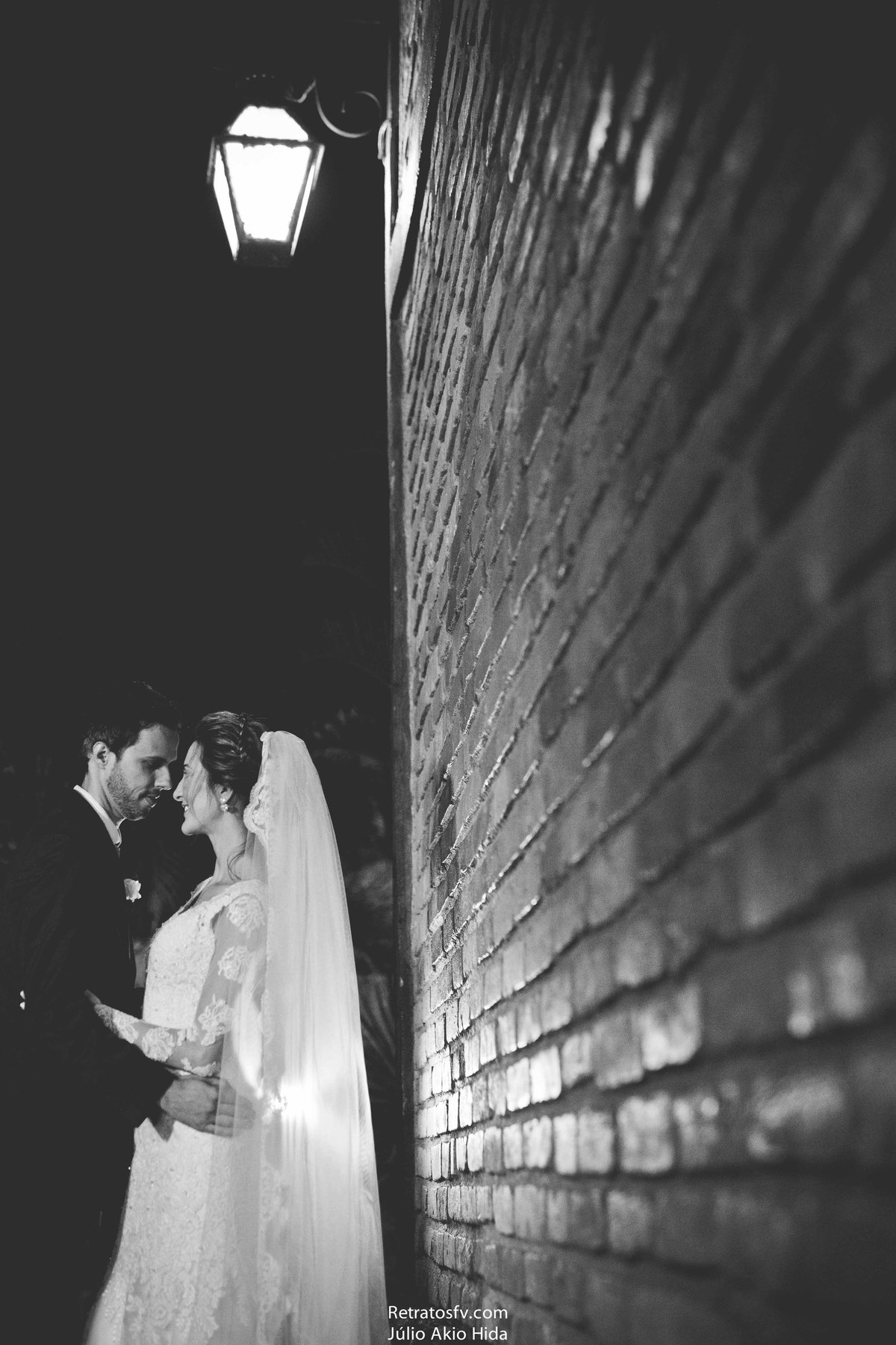 noivo e noiva luz acima divanas itatiba julio retratos itatiba renda  buque noivo e noiva se olhando