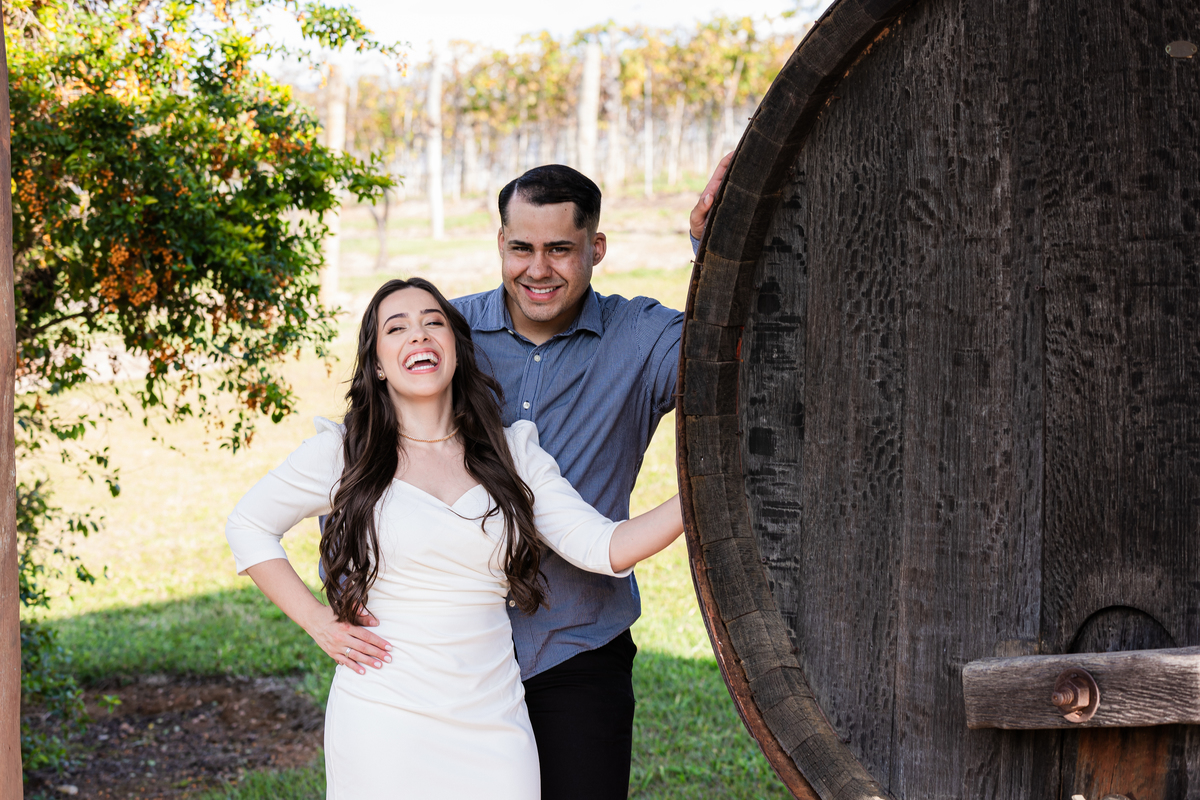casal sorrindo Vinhos Micheletto - vinícola e vinhedo