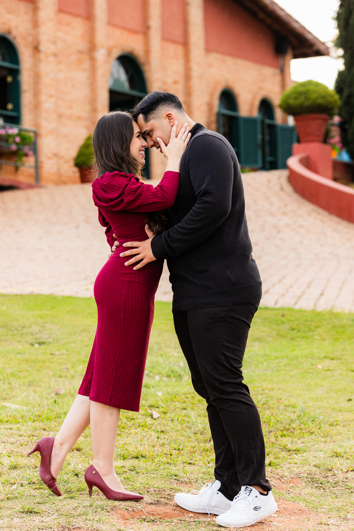 casal apaixonado abraçados casal brindando Vinhos Micheletto - vinícola e vinhedo louveira e itatiba