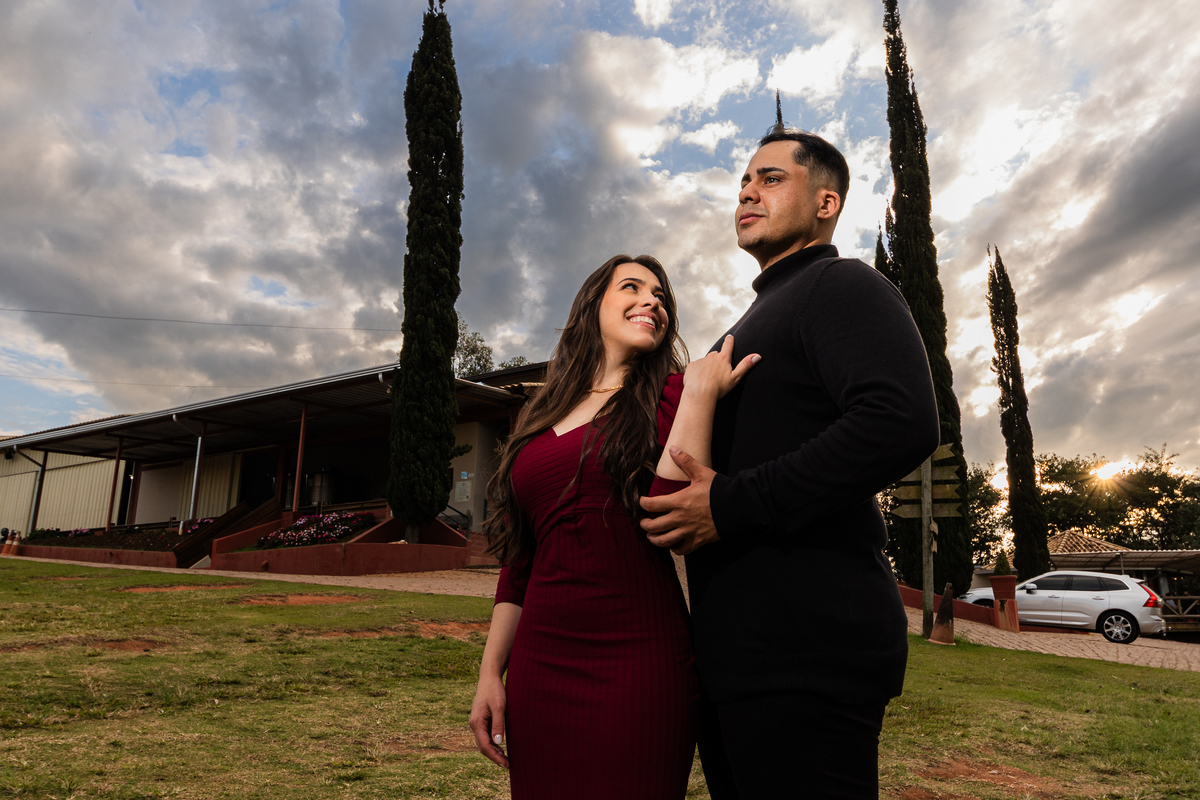 casal se olhando no final de trade com ceu lindo ao fundo