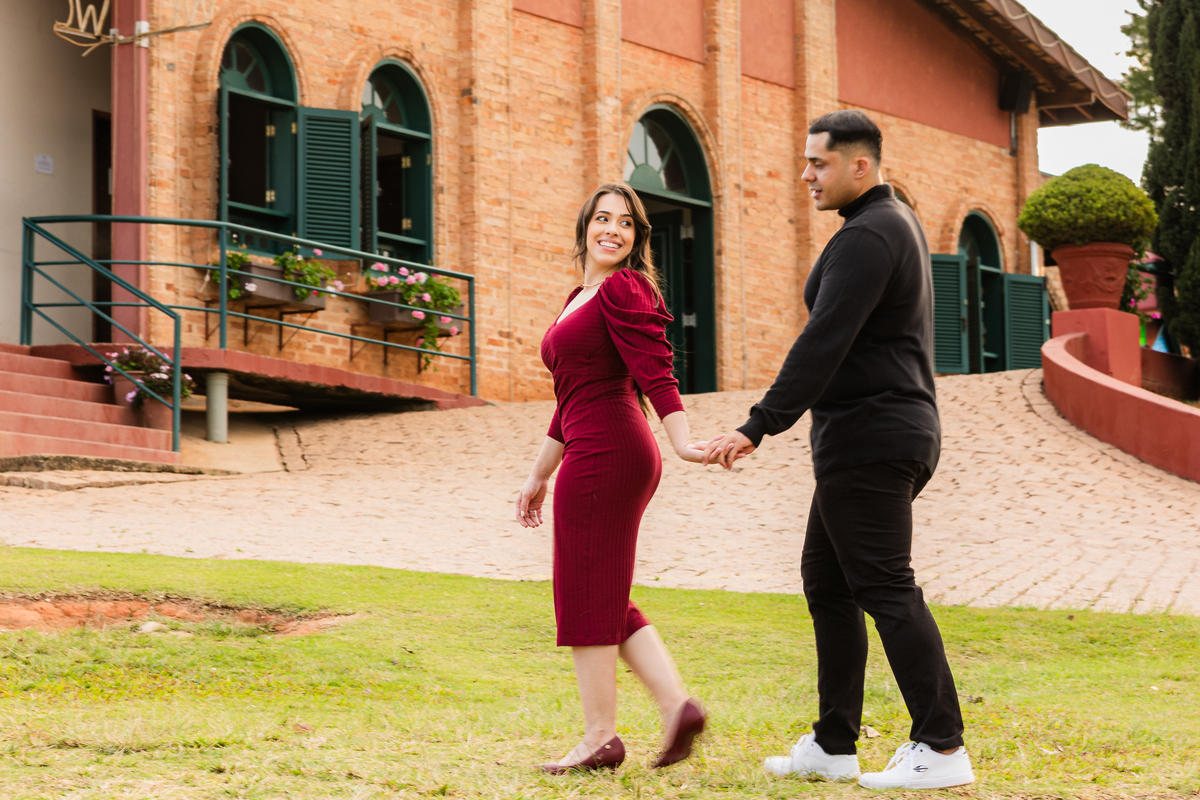 casal caminhando casal brindando Vinhos Micheletto - vinícola e vinhedo louveira e itatiba