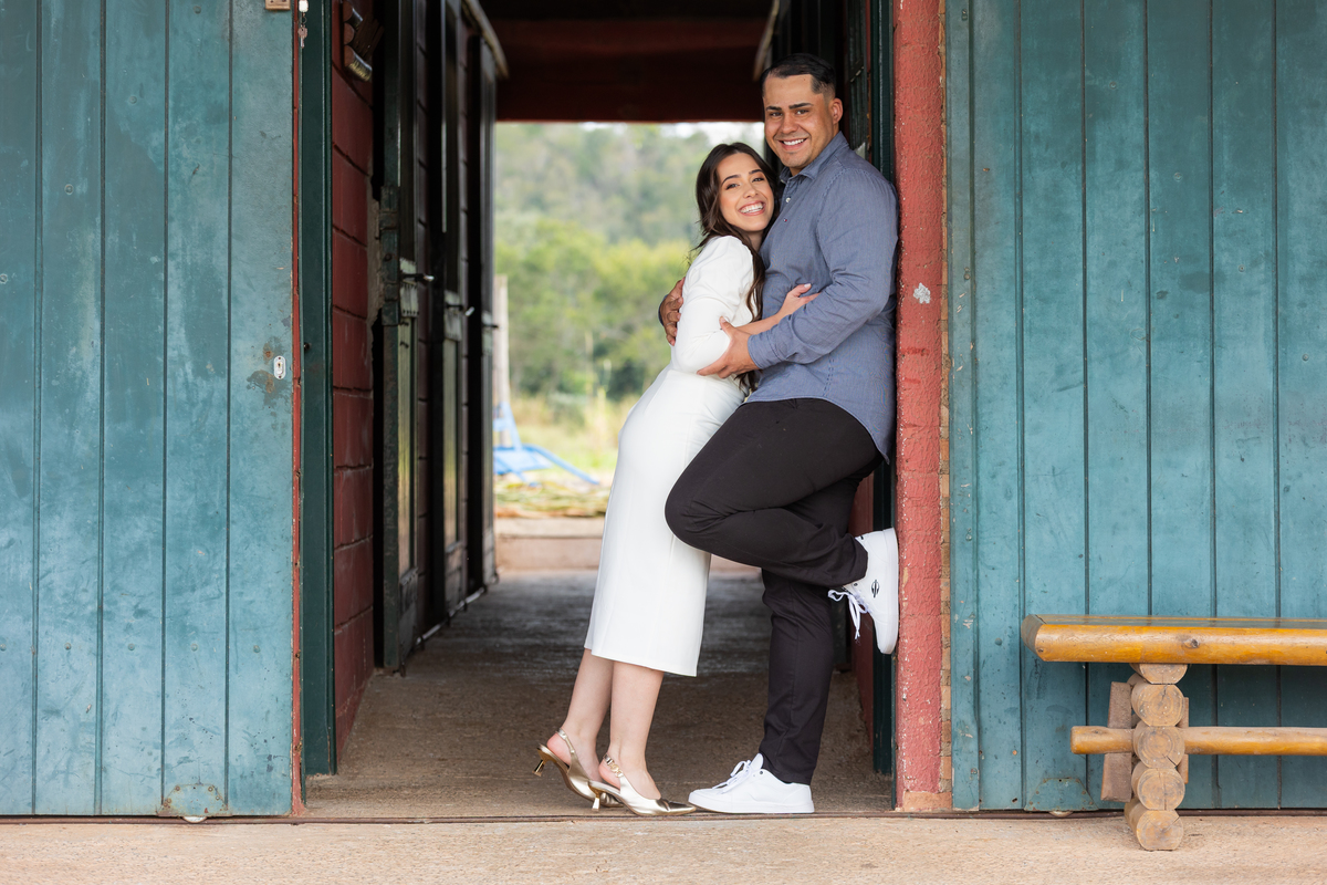 casal se abraçando adega michelleto louveira fotografo itatiba