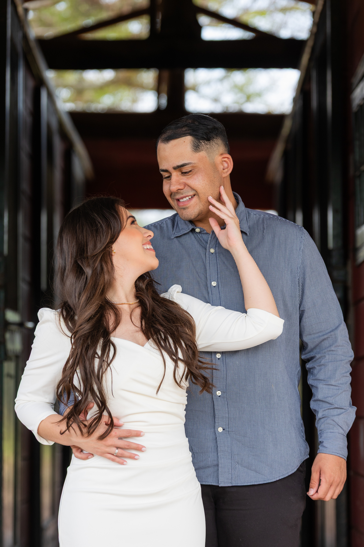 casal abraçado se olhando adega michelleto louveira fotografo itatiba