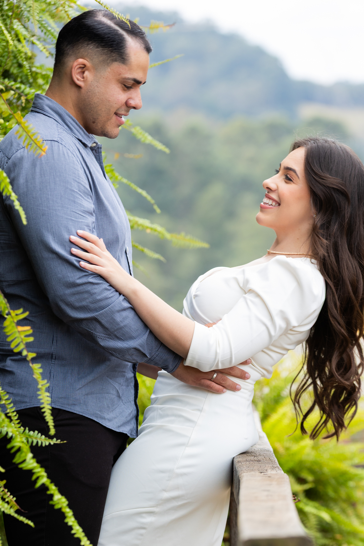 casal se olhando adega michelleto louveira fotografo itatiba