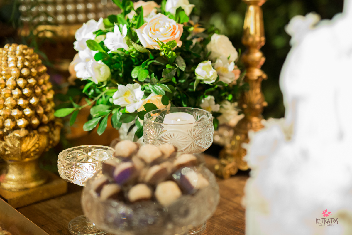 docinhos de casamento CASAL NA MESA DO BOLO BRINDANDO noiva e noivo na mesa do bolo fotos tradicionais noiva e noivo sparkes fotos apos cerimonia  retratos foto e video itatiba sp fotografo de casamento